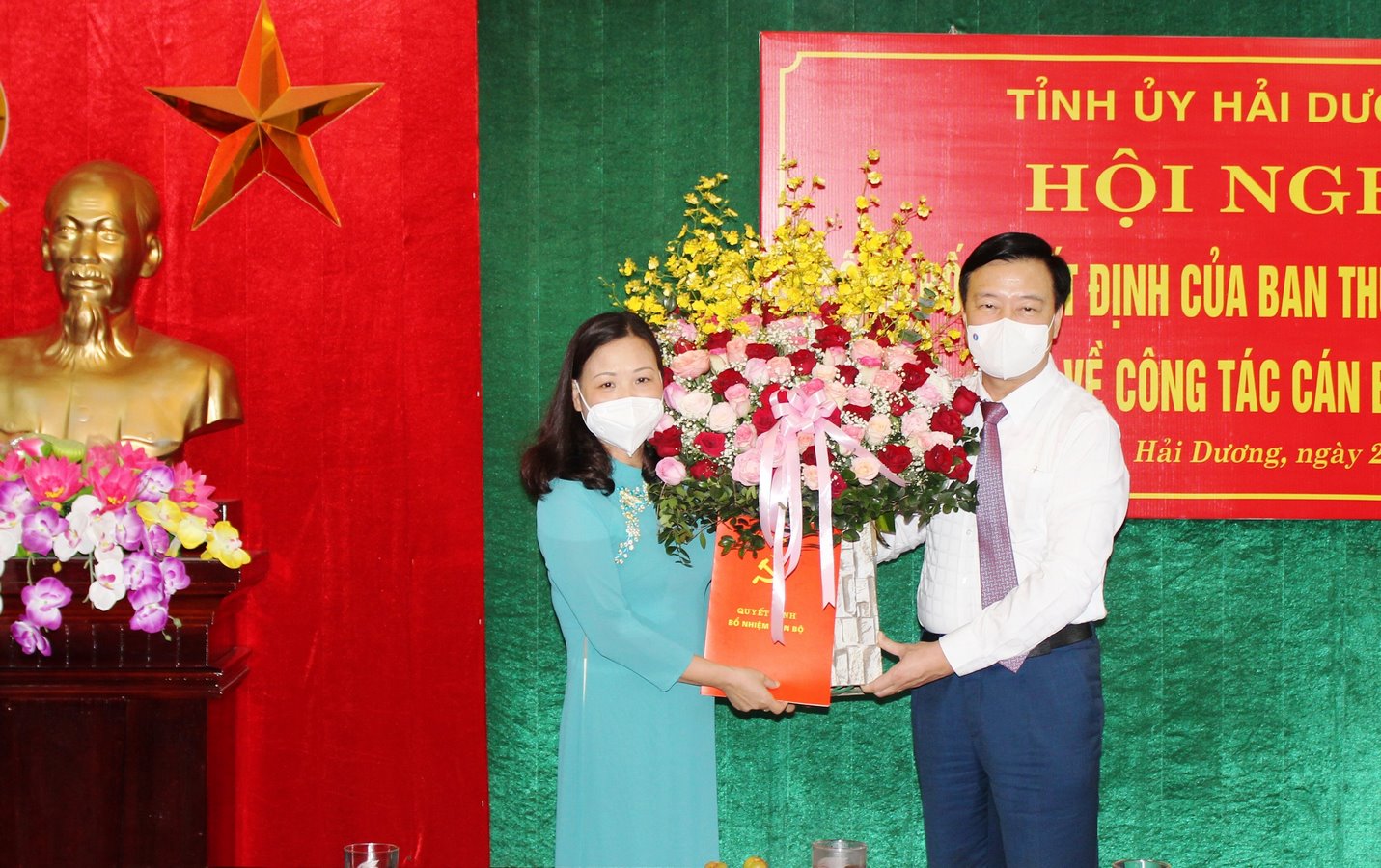 Đồng chí Bí thư Tỉnh ủy Phạm Xuân Thăng trao quyết định chuẩn y và chúc mừng đồng chí Nguyễn Thúy Hà